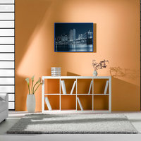 Raum mit orangefarbener Wand und weißen Möbeln