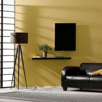 Raum mit gelber Wand und dunklen Möbeln