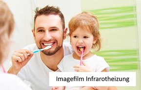 Ein Vater putzt sich mit seiner kleinen Tochter die Zähne